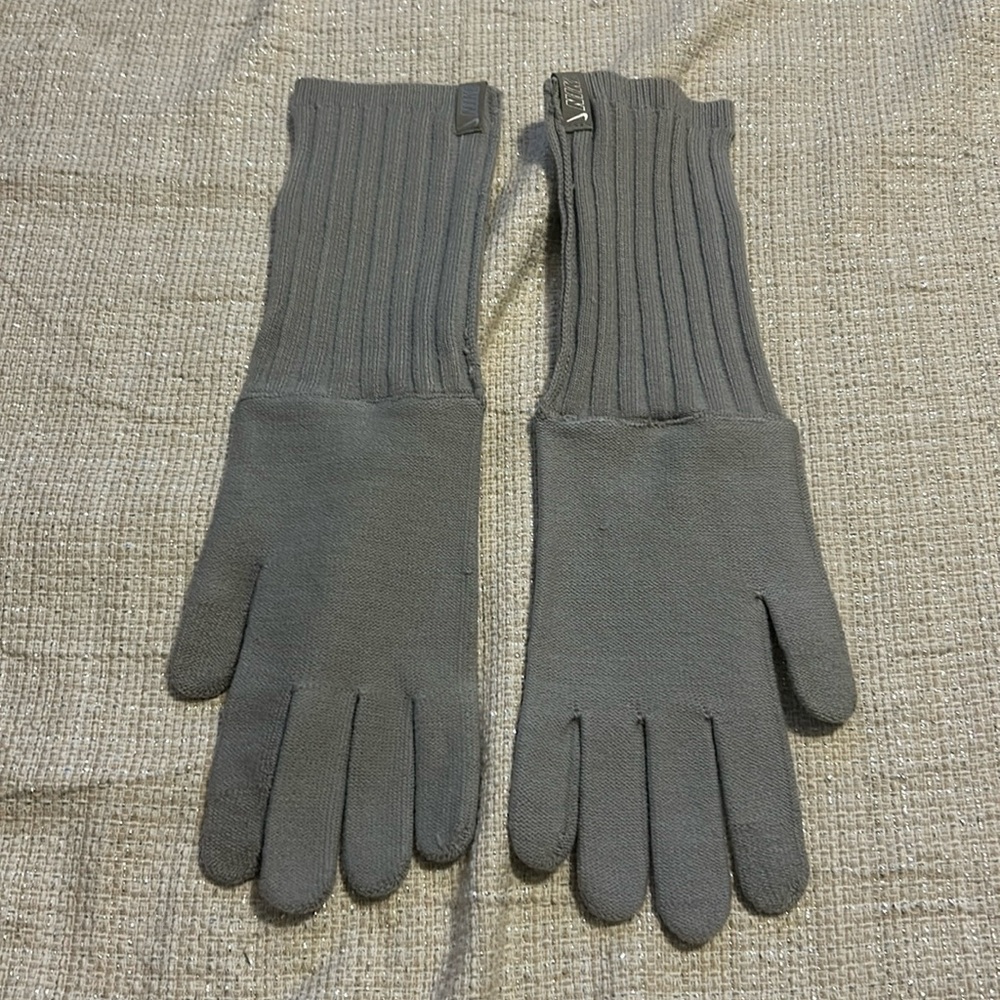 Nike women gray gloves